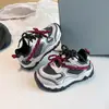Zapatillas deportivas para niñas estilo coreano 2026 primavera y otoño nuevos modelos zapatillas de correr transpirables para niños zapatos de senderismo ligeros versátiles para exteriores