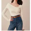 Elegante Top de Punto Color Sólido con Cuello Asimétrico 2026 Nuevo para Principios de Primavera Francés Ajustado Chic y Espectacular Blusa de Manga Larga Pura Deseo