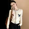 Cardigan jacquard tricotado em blocos de cor de desenho animado moderno para mulheres, nova coleção de outono de 2026, estilo curto projetado para fazer as figuras baixinhas parecerem mais jovens
