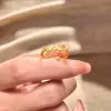 Libro Rojo Pequeño Explosiones Encaje Antiguo Medio Falda Anillo Oro Sucio Retro Elegante Dulce Lazo Estilo Corte Anillo Dedo Comida