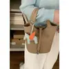 Cesta de Mão Fresca de Legumes de Verão Bolsa Feminina 2025 Nova Moda Nicho Bolsa Balde Versátil Bolsa Transversal