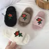 Pantuflas de interior para niña de felpa suave bordadas con rosas, colección otoño/invierno 2026, cómodas y cálidas, diseño de una sola tira