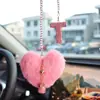 Coração de Pelúcia com Alfabeto Argila Acessórios para Interior de Carro Pingente para Mulheres, Ornamento de Pendurar Espelho Retrovisor de Carro com Strass