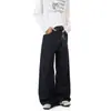 Calça jeans masculina azul escuro de perna larga com costura aparente, cintura alta, modelagem solta, com caimento, comprimento até o chão, lavagem vintage