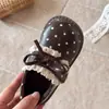 Zapatos de piel de lunares estilo coreano para niñas, zapatos de princesa retro de encaje y lazo para otoño/invierno, zapatos infantiles de suela blanda con velcro