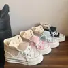 Zapatos de lona de caña alta con diseño único de lunares, de doble uso, para mujer, nuevo modelo primavera-verano 2026, zapatillas casuales versátiles de suela gruesa para estudiantes