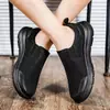 Sapatos Casuais Masculinos de Verão em Malha Respirável, Slip-On, Vazados, Simples, Leves, com Solado Macio, Confortáveis para Pais Idosos