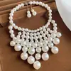 Set de Collar y Aretes Retro Francés con Perlas Versátil Lujo Ligero Sensación de Alta Gama Cadena para Clavícula Joyería de Moda con Temperamento