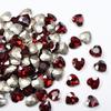 Joyería de uñas de diamante con punta puntiaguda intermitente de color rojo oscuro popular de TikTok, joyería de diamantes de uñas festivas de estilo chino con forma de corazón torcido y cuadrado grueso.
