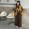 Conjunto de Chaleco de Cuero y Pantalones para Niñas 2026 Nuevas Llegadas de Otoño Tallas Mediana y Grande Estilo Coreano Pantalones de Pierna Ancha a Cuadros Conjunto de Tres Piezas en Capas