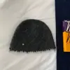 Gorro de punto liso suave y cómodo con bordes deshilachados, un sombrero cálido y elegante para mujer en otoño e invierno, diseñado para hacer que el rostro parezca más pequeño, un nuevo estilo de gorro de punto