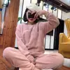 Pijama Lindo Dulce de Otoño e Invierno para Mujer Nuevo 2021 Coral Fleece Cálido Engrosado Manga Larga Conjunto de Ropa para el Hogar