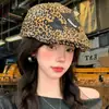 Gorra retro americana con parche de estrella de estampado de leopardo para mujer, boina de pico de pato de estilo nicho de moda de chica picante de alta gama