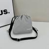 Bolso de Cubo con Cordón y Pompones de Moda para Mujer 2025 Nuevo Verano Casual Coreano Versátil Simple de Hombro Cruzado