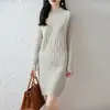 Nuevo vestido de punto de lana 100% de longitud media para otoño e invierno para mujer, cuello semi-alto, engrosado, falda hasta la rodilla
