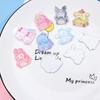 Accesorios de Dibujos Animados Perro Blanco de Acrílico Conduciendo Pegatina para Refrigerador Taza de Agua Gancho para Coche DIY Agujero para Frijoles M Hebilla para Zapatillas
