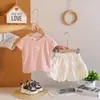 Conjunto de Ropa de Verano para Niñas 2026 Nuevo Estilo Delgado de Verano para Niños Moda para Bebés Conjunto de Dos Piezas con Pantalones Cortos de Manga Corta Moda al por Mayor