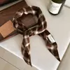 Lenço de Seda Macio e Sedoso com Estampa Xadrez Retrô Maillard para Mulheres Outono e Inverno Lenço Quente de Alta Qualidade Lenço Triangular de Pescoço Acessórios para Lenços