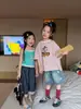 Roupa Infantil Coreana 26 Verão Nova Conjunto de Menina com Listras do Mickey, Manga Curta Larga e Shorts Jeans Estrelado