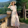 Saia longa floral com fenda estilo férias na praia, conjunto de saia com barra grande resistente, top de chiffon branco ombro a ombro feminino para o verão