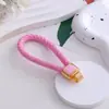 Pequeño Regalo de Año Nuevo Estilo Chino Caballo que Trae Fortuna Llavero con Corazón de Metal Perlado y Cordón de Cuero Colgante para Llave