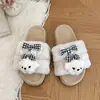 Pantuflas súper lindas y casuales de peluche para mujer, nueva colección otoño/invierno 2026, con diseño de caricatura, estilo de una sola tira y suela gruesa para mayor altura.