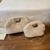 Bolsa de pelúcia para mulheres, nova coleção outono/inverno 2026, bolsa tote versátil, bolsa de ombro com corrente casual, bolsa transversal estilosa