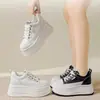 Zapatillas blancas para mujer con plataforma oculta para aumentar la altura 2026 nuevo estilo otoño plataforma estilo coreano zapatos casuales para mujeres bajas zapatos de mujer con suela gruesa de 10 cm