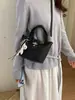 Bolso de mano cruzado exquisito para mujer, nuevo modelo 2026, bolso de mano pequeño súper popular para el trabajo, bolso de cubo de alta gama para hombro y cruzado
