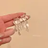 Brincos metálicos simples e versáteis estilo coreano com um toque elegante e sofisticado, populares para o dia a dia, ear cuffs de círculo geométrico e acessórios de orelha