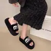 Chinelos peludos de uma tira com sola grossa para aumentar a altura, estilo coreano, de bico aberto, quentes, de algodão, para mulheres, inverno 2026, versáteis para uso externo, de celebridade da internet