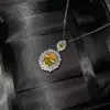 Set de Lujo de Alta Gama de Tres Piezas con Incrustaciones Completas de Diamantes de Estilo Europeo y Americano y Piedras Preciosas Azul Marino, Incluyendo Anillo, Pendientes y Colgante para Mujer