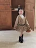 Novedad Otoño 2026 Estilo Coreano Ropa Infantil Niñas Estilo Europeo y Americano con Cinturón Retro Gabardina Doble Botonadura Forma de Capullo Chaqueta