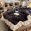 Colcha Estilo Coreano Encaje Terciopelo de Leche Grado A Juego de Cuatro Piezas Invierno Flores Pequeñas Estilo Princesa Terciopelo de Bebé Juego de Tres Piezas para Dormitorio