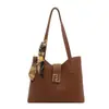 Bolsa de mano texturizada al por mayor para mujer 2025 Verano Nuevo Bolso de hombro con lazo de bufanda de seda Bolso de axila de moda para celebridades de internet