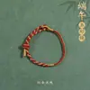 Pulseira de Alta Qualidade Estilo Zongzi 2026 Nova para o Festival do Barco-Dragão, Pulseira de Fio Colorido Estilo Xizang com Pingente de Paz, Corda de Mão Estilo Étnico