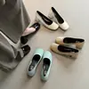 Sapatos Populares de Quatro Cores em Couro Integral com Cano Baixo para o Dia a Dia, Confortáveis e Fáceis de Calçar, Bico Redondo e Salto Grosso, Sapatos de Vovó Estilo Hong Kong, Saltos Altos