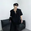 Camiseta Acolchada de Hombro con Diseño Único de Cuello en V Desestructurado para Hombre, Estilo Veraniego High Street Americano, Manga Corta, Fresca y Elegante, Aspecto de Alta Gama
