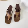 Sandalias de Tacón de Aguja Minimalistas Estilo Retro con Tira de Dedo para Mujer 2026 Nuevo Modelo Sandalias Versátiles de Tacón Alto para Uso en Exteriores