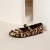 Sapatos Mary Jane de fivela de tira única novo tamanho grande com sapatos sapatos de vovó retrô bico redondo 2026 fundo plano estampa de leopardo primavera outono pelo