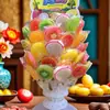 Paletas y Caramelos Duros en Varias Formas de Frutas para que los Niños Compartan Dulces y Den a sus Amigos Regalos Navideños. Puestos en la Puerta de la Escuela