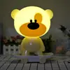 Lindo monopatín oso grande mate enchufe luz nocturna estudiante mesita de noche lámpara de mesa pequeña papelería artículos de uso diario regalo