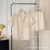 Chegada Nova de Verão Salsicha de Cera Luminosa Shorts de Manga Curta Pijama de Seda Gelada para Mulheres Laço Item Quente Roupa Simples para Casa Feminina