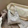 Bolso Cubo de Hombro Individual Texturizado Casual Simple de Gran Capacidad, Diseño Nuevo con Remaches Personalizado, Estilo Europeo y Americano, Tendencia 2026 para Mujer