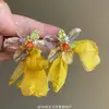 Pendientes de flores de colores 2025, nuevos diseños de nicho con un temperamento avanzado y personalidad única y exagerada para mujeres.