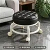 Popular taburete pequeño con ruedas giratorias para uso doméstico, taburete bajo de acrílico con ruedas, una herramienta práctica para cuidar a los niños en la sala de estar, asiento móvil para trabajos de costura
