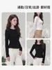 Camiseta de cor sólida, gola redonda pequena, manga longa para mulheres, coleção de outono, com uma bainha delicada de renda, tecido macio e elástico, um top estiloso e que valoriza a silhueta, perfeito como peça base