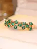 Anillo de Vid de Zircón Verde Estilo Europeo y Americano Transfronterizo con Diseño Hueco de Corte Cruzado y Full Inlay de Diamantes Verdes, Realza la Tez, Joyería Versátil para el Día a Día
