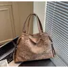 Bestseller transfronterizo, bolso tote de lujo ligero con detalles de remaches, gran capacidad, elegante bolso de hombro para el trabajo, bolso cruzado retro casual para motocicleta