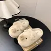 Pantuflas mullidas para mujer, nuevo estilo de invierno, diseño de punta cerrada, cálidas, 2026, temática de cerdo, suela plana, antideslizantes, diseño lindo de dibujos animados, adecuadas para el uso diario en casa
